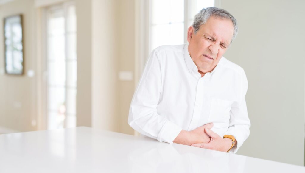 senior avec des troubles digestifs